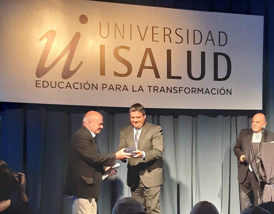 Dr. Rogelio Pizzi recibiendo su premio Isalud
