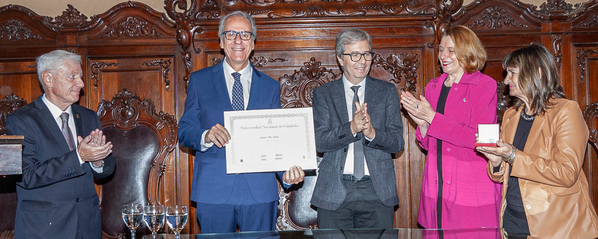 La UNC le otorgó el Doctorado Honoris Causa a Segundo Píriz Durán, exrector de la Universidad de España