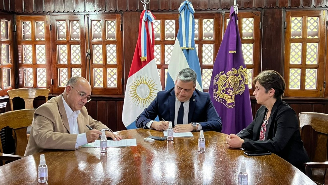 La FCM firma un convenio con la Sociedad Argentina de Reumatología
