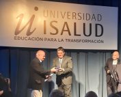 Dr. Rogelio Pizzi recibiendo su premio Isalud